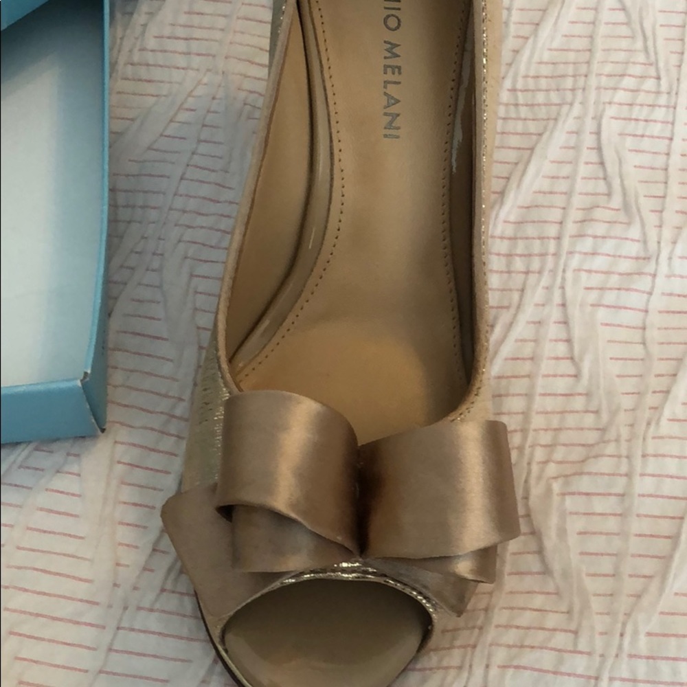 Hold bow heels - Picture 2 of 3